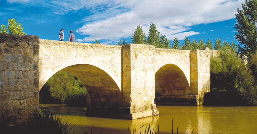 Continuamos con nuestro recorrido por la Ribera del Duero fijándonos en los puentes que atraviesan y que unen ambos márgenes de nuestro río de cabecera